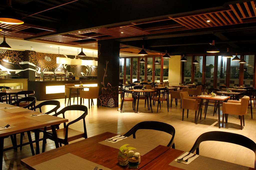 Golden Tulip Essential Tangerang Hotel Restaurant photo